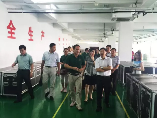 Jinan UniversityEMBAA group of teachers and students visited Shandong Seenboom for an inspection and presented a plaque